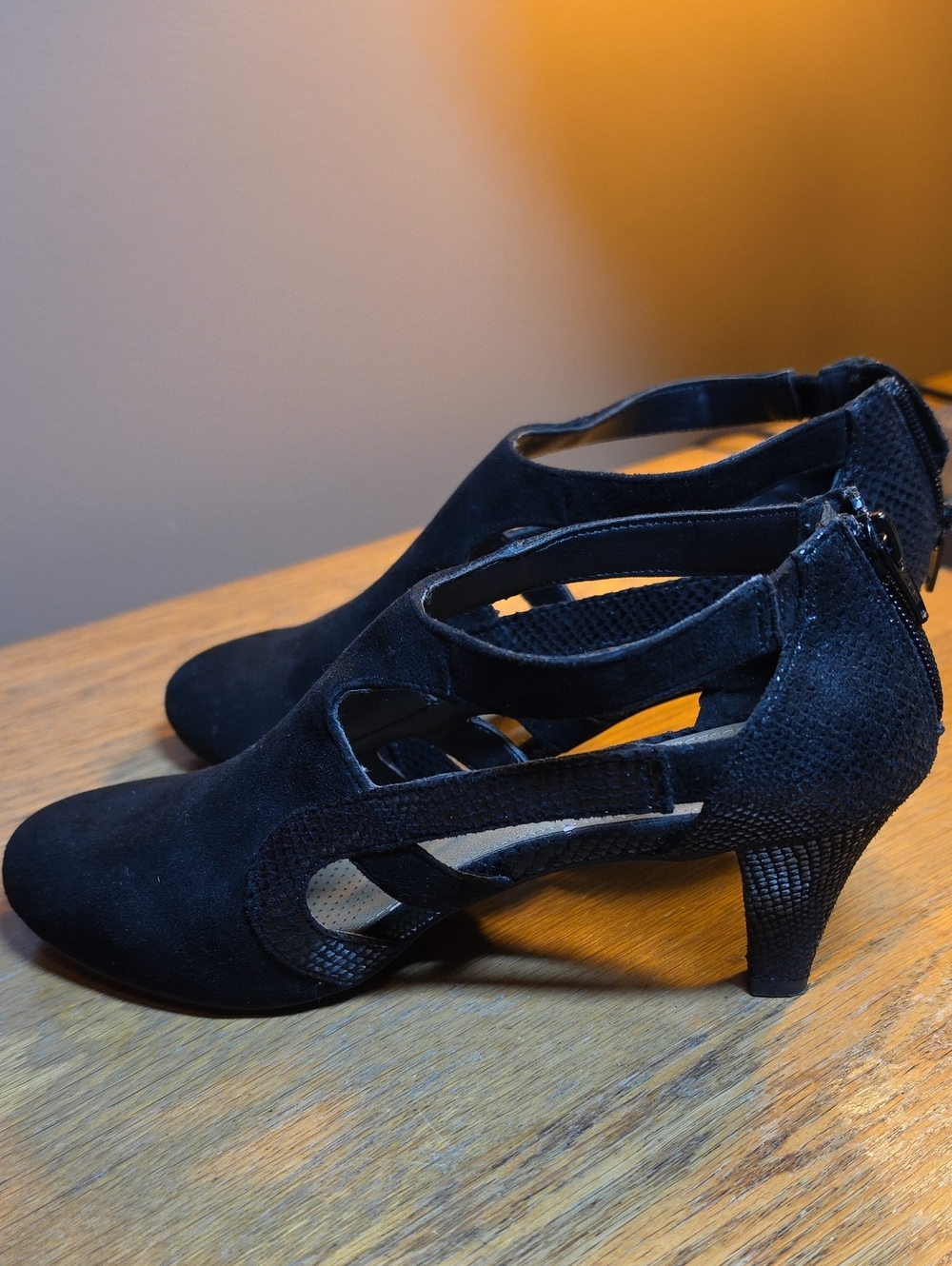 comfortview Black Suede Cutout Mid-Heel Dress Shoes
